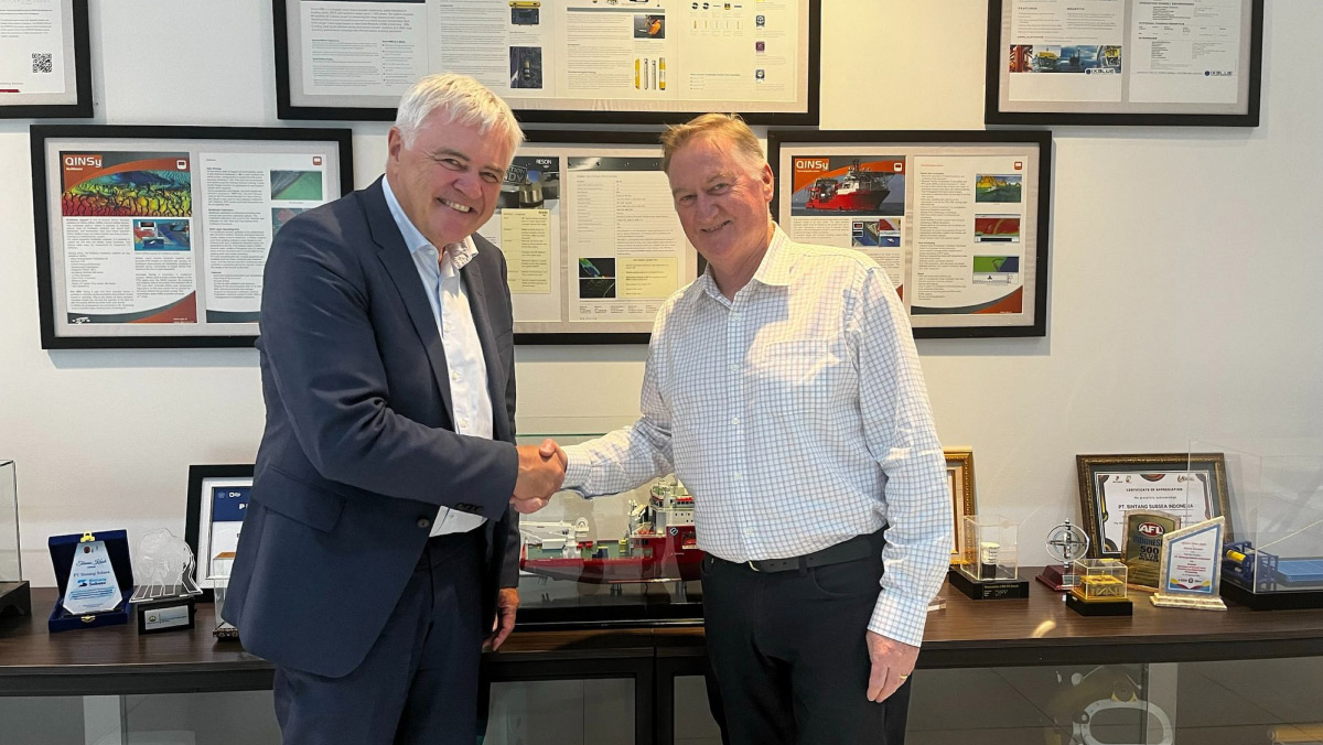 DeepOcean and Shelf Subsea executives shake hands after merger agreement