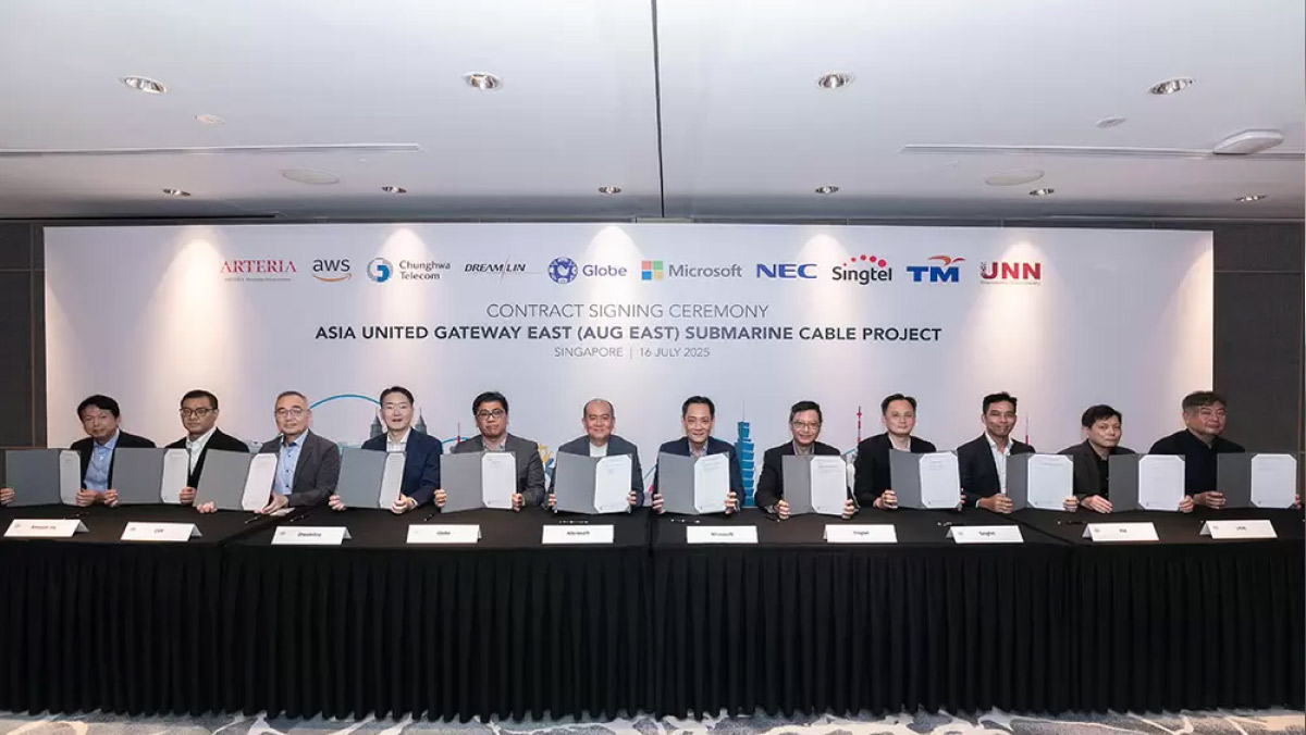 Executives from Singtel, AWS, Microsoft, and partners formalize AUG East subsea cable project in Singapore