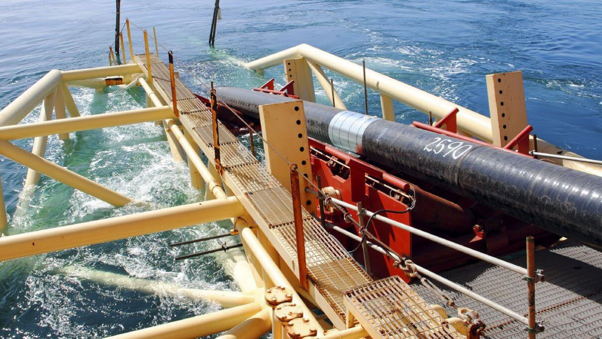 Underwater cable system being deployed from offshore engineering platform